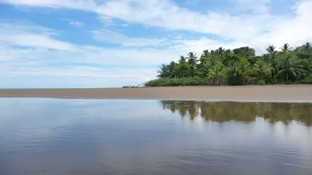 Tómbolo de arena en Punta Uvita, Parque Nacional Marino Ballena, con palmeras