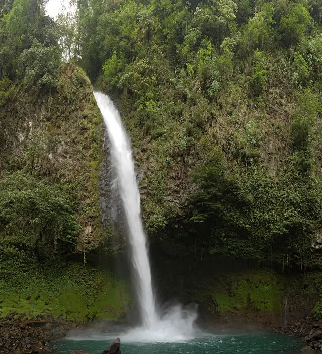 Catarata La Fortuna cayendo a una poza turquesa entre la selva