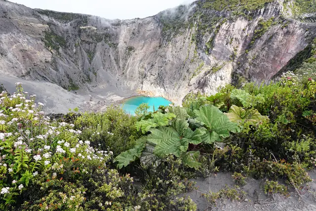 Cráter del volcán Irazú con laguna turquesa y vegetación