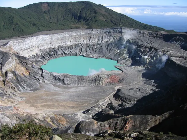 Cráter del volcán Poás con su laguna turquesa